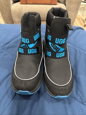UGG K Tabor Kids Black and Blue Strap Snow Boots Mismatched